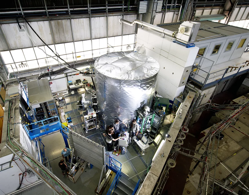 Der Zylinder ist die CLOUD-Kammer am CERN. Direkt davor ein Teil des PSI-Teams. Quelle: CERN