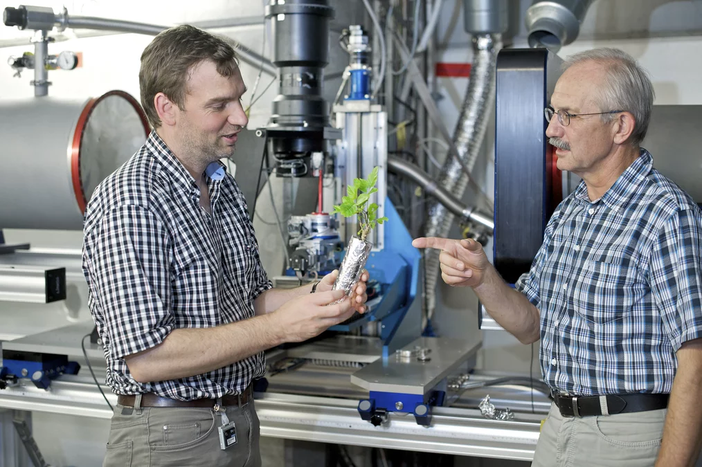 Sascha Oswald und Eberhard Lehmann an der Neutronentomografieanlage ICON am PSI. Hier wurden die tomografischen Untersuchungen zur Wasserverteilung um die Pflanzenwurzel durchgeführt.