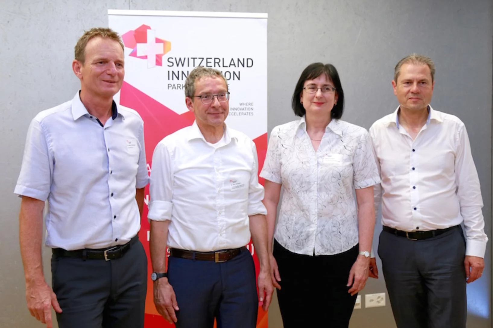 (From left to right) Dr. Benno Rechsteiner, CEO innovAARE AG, Dr. Urs Hofmann, Head of the Department of Economics and Internal Affairs of the Canton of Aargau, Maria Gumann, Chairwoman of the Executive Board of CPV/CAP Pensionskasse Coop, Dr. Remo Lütolf, Chairman of the Board of Directors of innovAARE AG.
