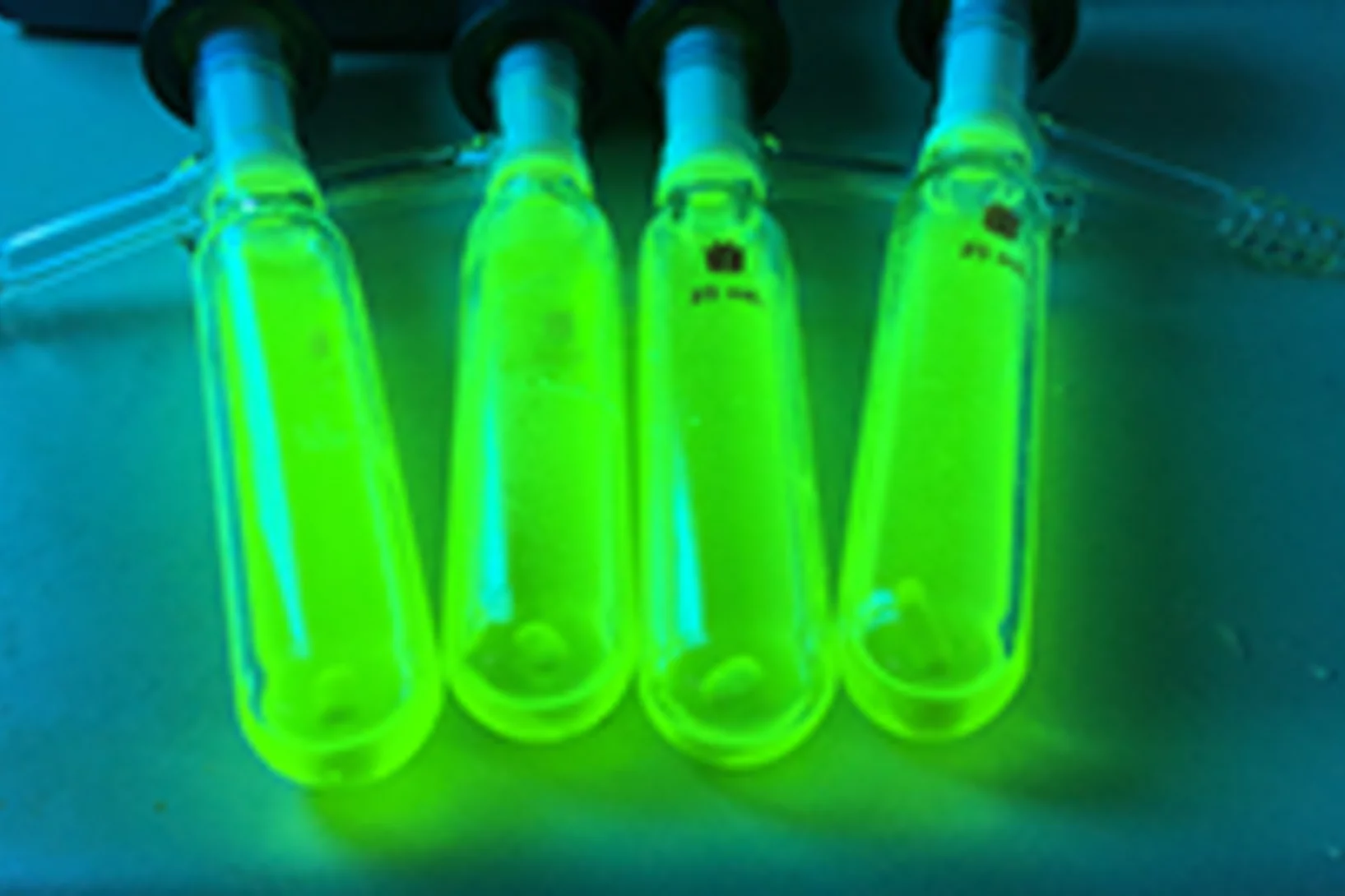 Le composé CuPCP émet une lumière verte intense lorsqu’on lui applique du courant, mais aussi sous la lumière UV.