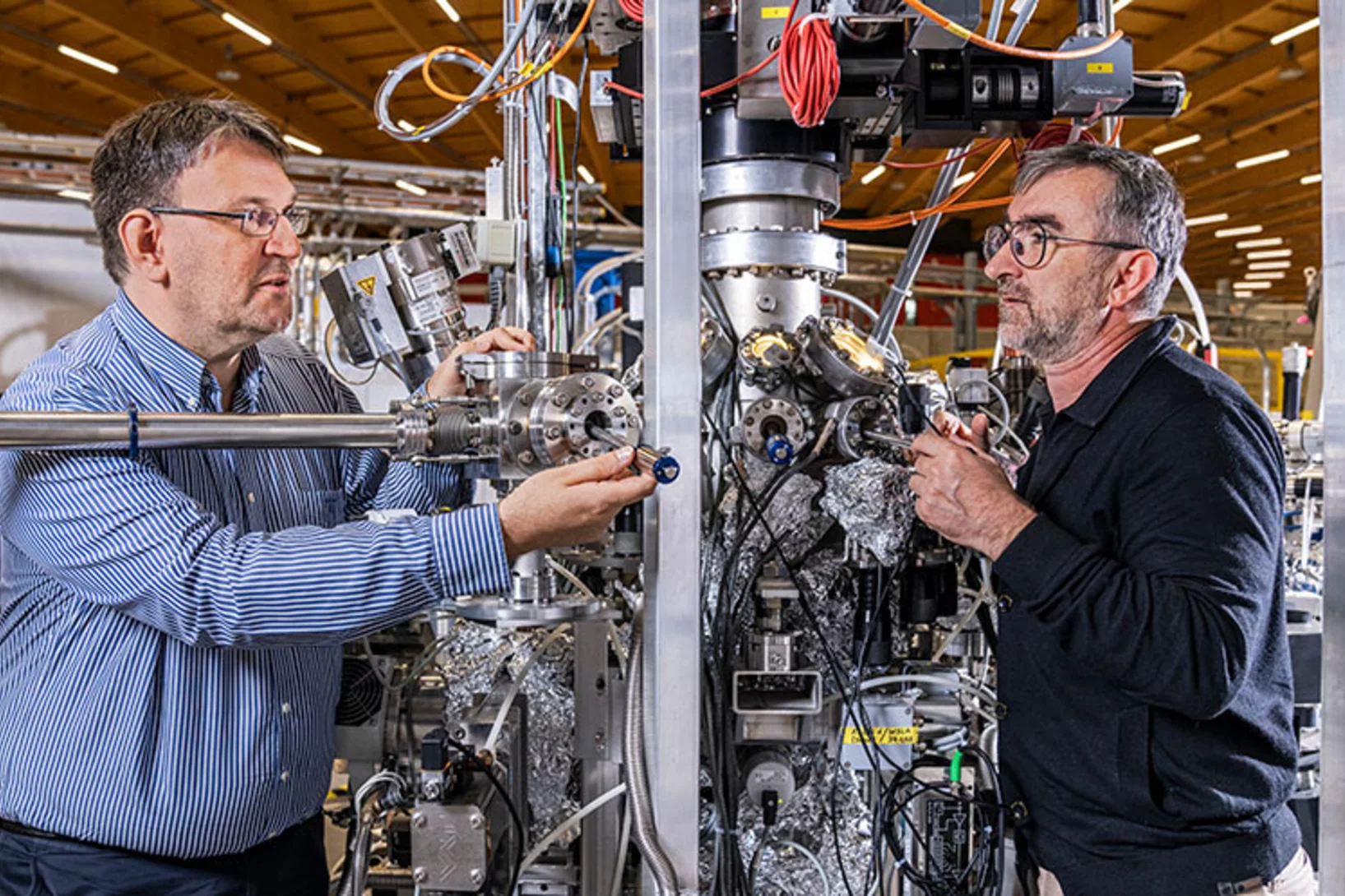 Thorsten Schmitt (links) und Milan Radovic an ihrer Experimentierstation an der Synchrotron Lichtquelle Schweiz SLS.