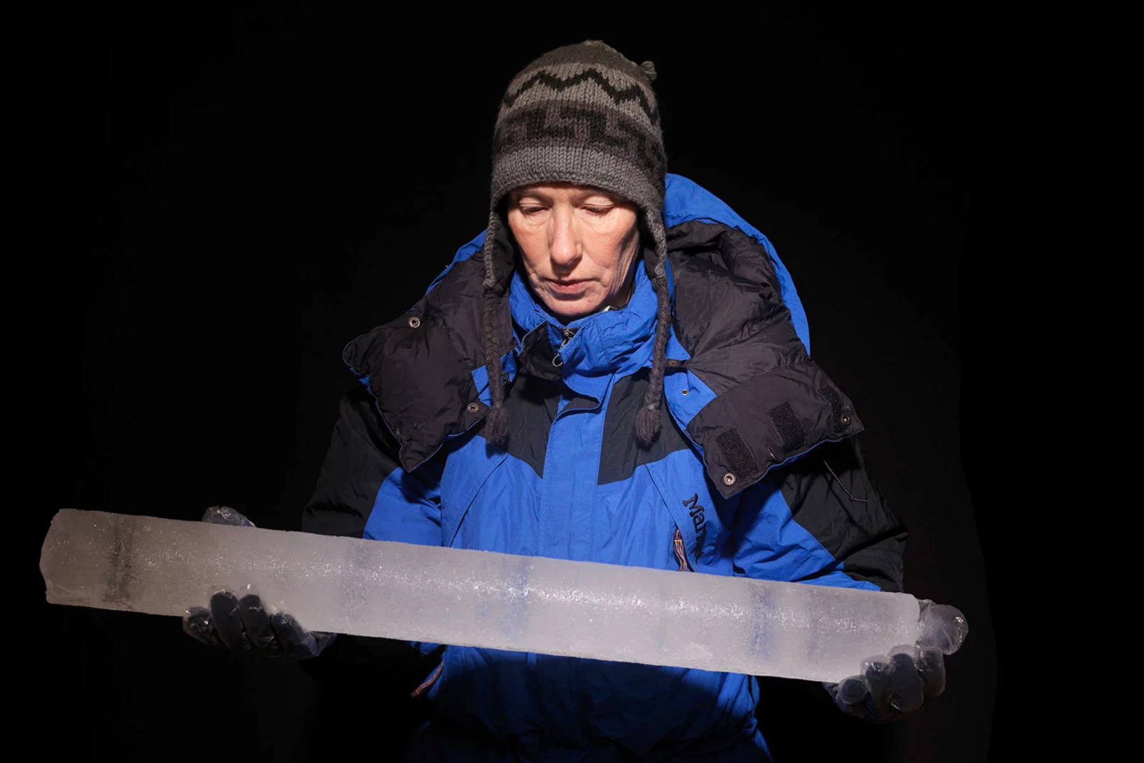 Expeditionsleiterin Margit Schwikowski mit einem Eisbohrkern