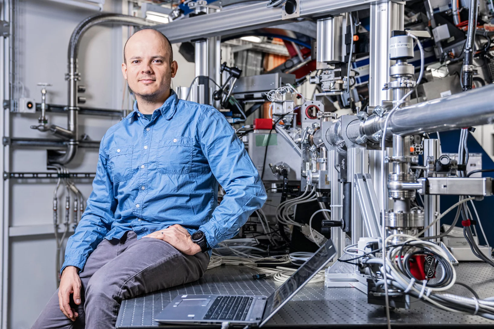 Dario Ferreira Sanchez vor der microXAS-Strahllinie in der Synchrotron Lichtquelle Schweiz SLS. Hier konnten die Forschenden mittels Röntgendiffraktion die chemischen Prozesse in der Lithium-Luft-Batterie offenbaren.