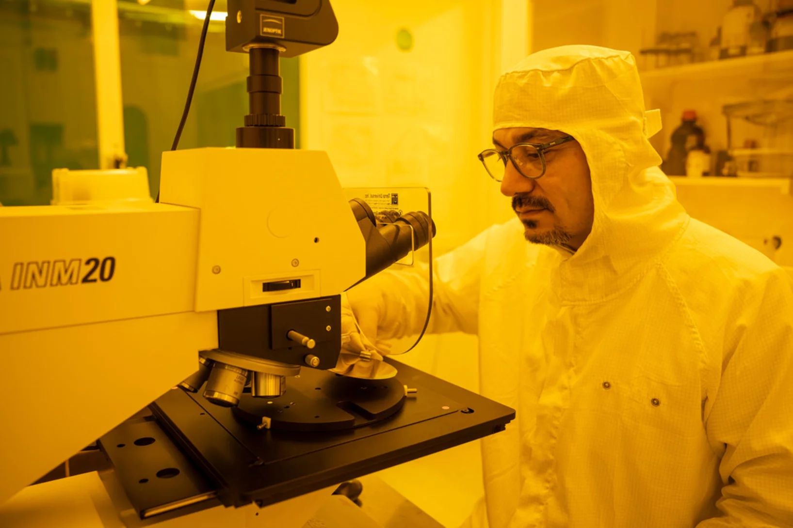 Yasin Ekinci, responsable du laboratoire de nanosciences et technologies des rayons X au PSI, dans un laboratoire propre de la Source de Lumière Synchrotron Suisse (SLS), où la lumière ultraviolette extrême peut être utilisée pour la recherche sur l'EUV.