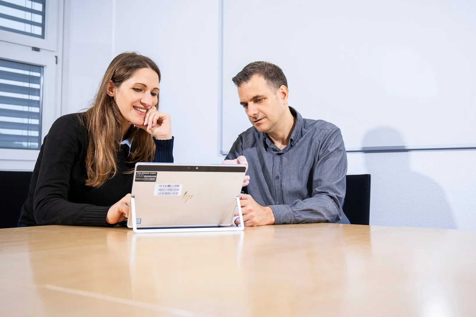 Die Digitalisierung hilft beim Energiesparen. Lidia Stermieri (links), ehemalige PSI-Doktorandin, und Evangelos Panos (rechts) haben in Zusammenarbeit mit Forschenden der ETH Zürich in einem aufwendigen Rechenmodell gezeigt, dass «digitale Lifestyles» im Jahr 2050 gegenüber 2020 zehn bis zwanzig Prozent Energie einsparen. 