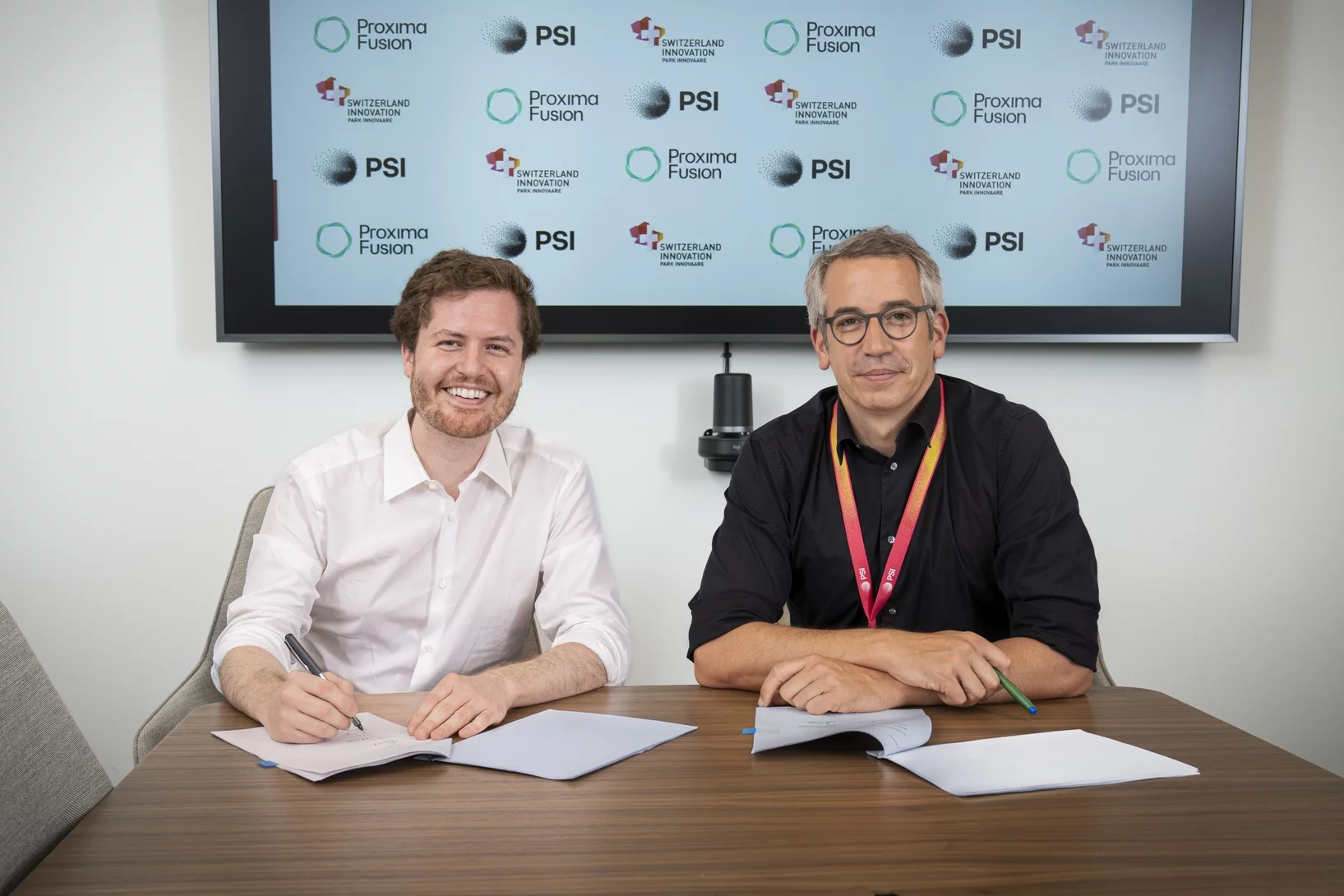Proxima Co-Founder and COO Lucio Milanese (left) and PSI Director Christian Rüegg signed a framework agreement.
