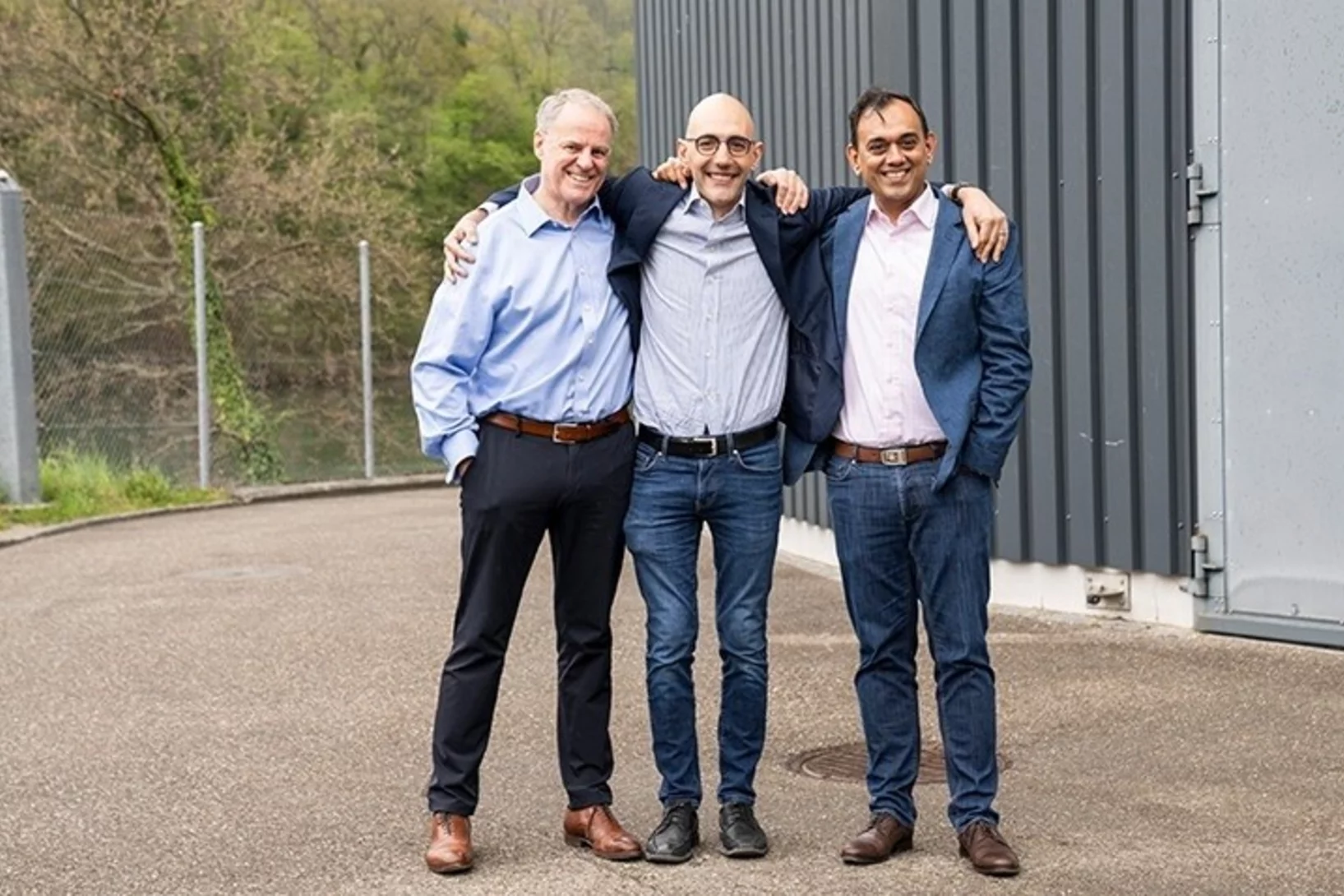 Die Mitbegründer von Metafuels Leigh Hackett (links) und Saurabh Kapoor (rechts) und der Leiter der ESI-Plattform Marco Ranocchiari (Mitte) vor der Forschungshalle auf dem PSI-Campus – hier soll die neue Pilotanlage zur Herstellung von nachhaltigem Flugtreibstoff entstehen.