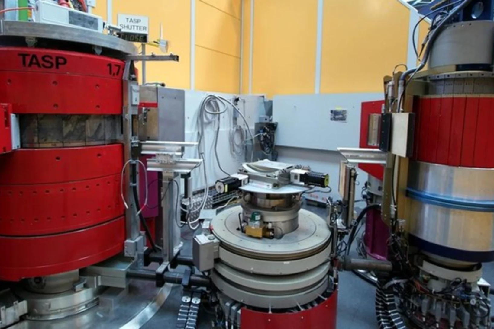 The neutron spectrometer TASP used in this study ©PSI
