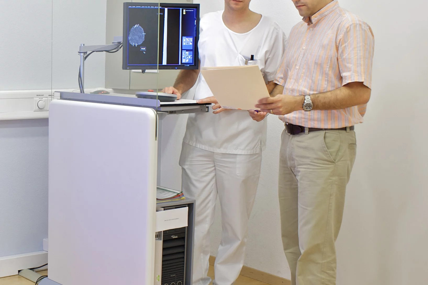 Dr. Nik Hauser and Prof. M. Stampanoni discuss results in the mammography room at Kantonsspital Baden. (PSI/M.Fischer)