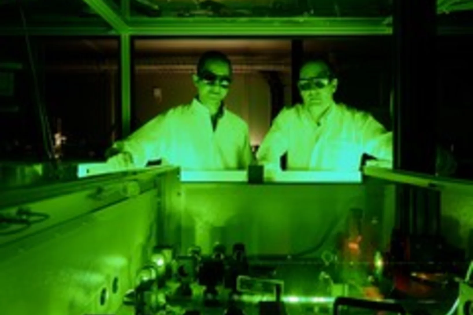 PSI researchers Mostafa Shalaby and Christoph Hauri in PSI's laser laboratory, where they produced the smallest possible flash of terahertz light. (Photo: Scanderbeg Sauer Photography)
